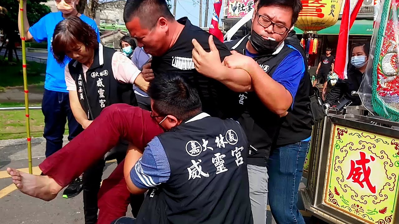 精彩合輯【范府王爺騎馬降駕起乩氣勢威猛3人護駕女淨香爐手是否被馬腿踼到？操寶參禮殿內指示回駕時刻退駕】嘉義大林威靈宮前往麻豆代天府進香