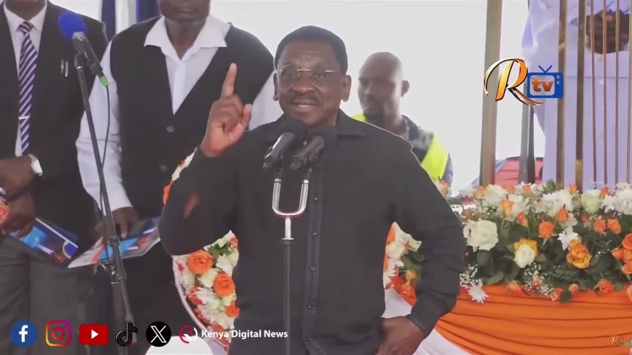 'KAMA SIKUOGOPA KENYATTA NA MOI, RUTO NI NANI?!' Orengo roars in front of Raila in Bungoma!!