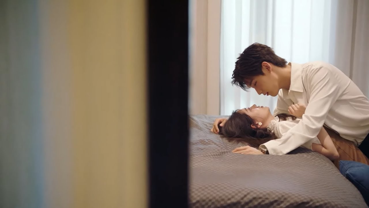 Drunk Bossy President fell into Cute Programmer's body, kissing her in front of thier family?!