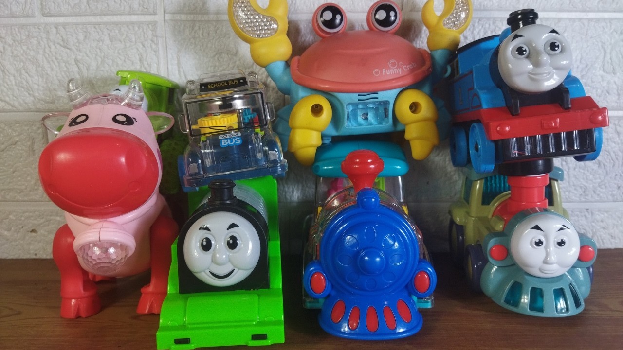 Colecci&oacute;n de juguetes coloridos: trenes, autos y lindas amigas.