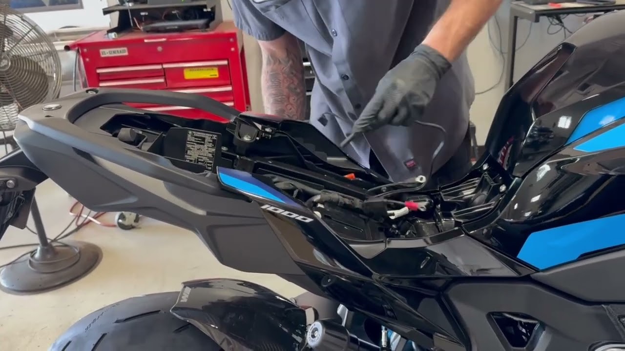 BMW M1000XR Uncrating and Build