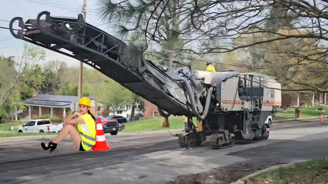 🚜👷‍♂️ Milling Machine! Asphalt Road Surface Prep 🚧