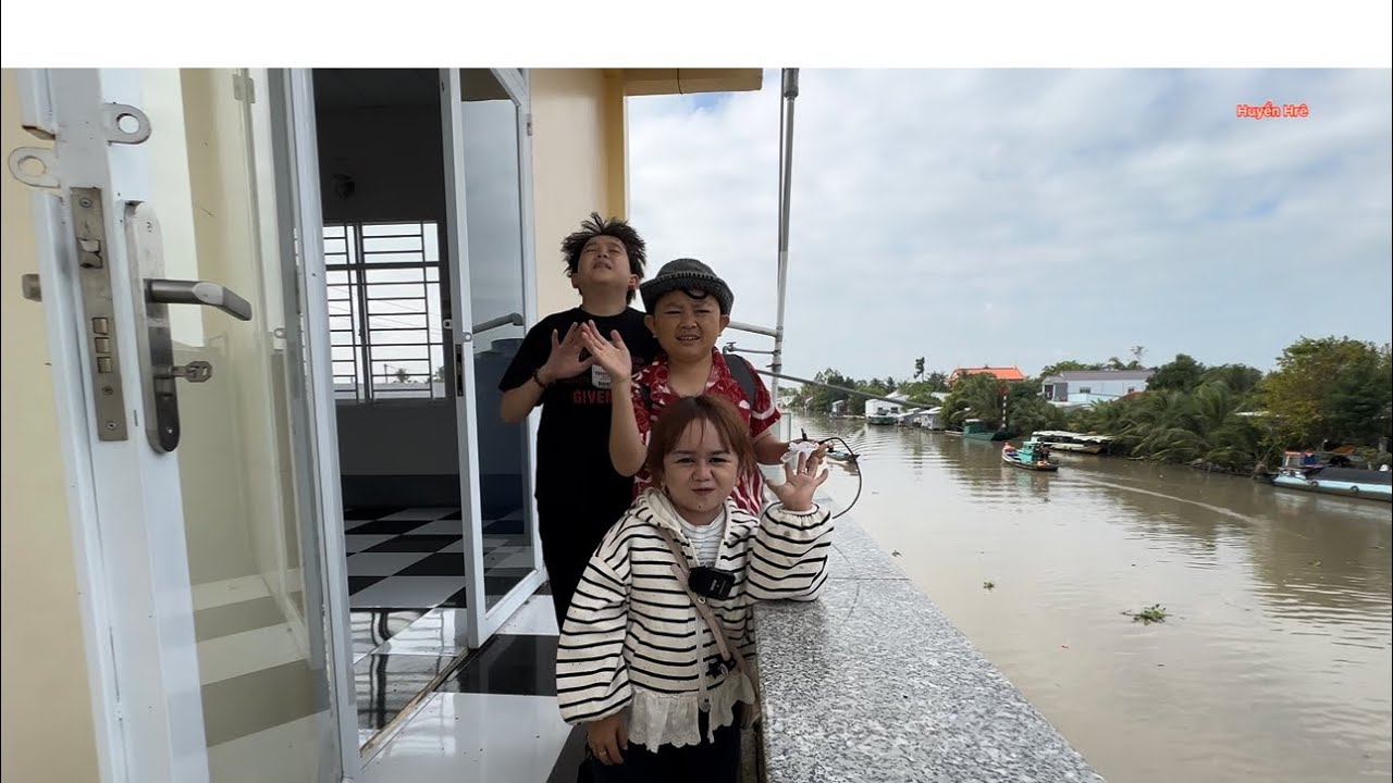 Huyền Hr&ecirc; v&agrave; cả nh&oacute;m được chị &Uacute;t Mini dẫn về thăm cty Nobaco 