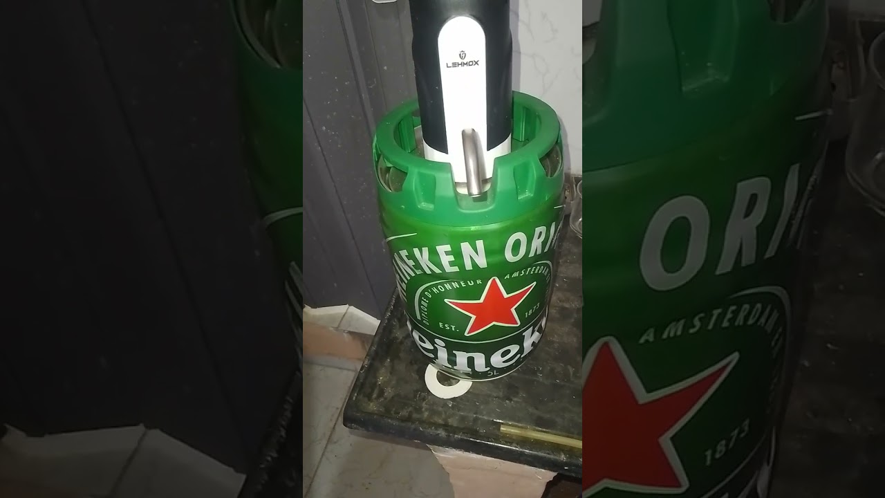 barril de cerveja adaptado com uma flange de pia e uma bombinha de garrafão de água.