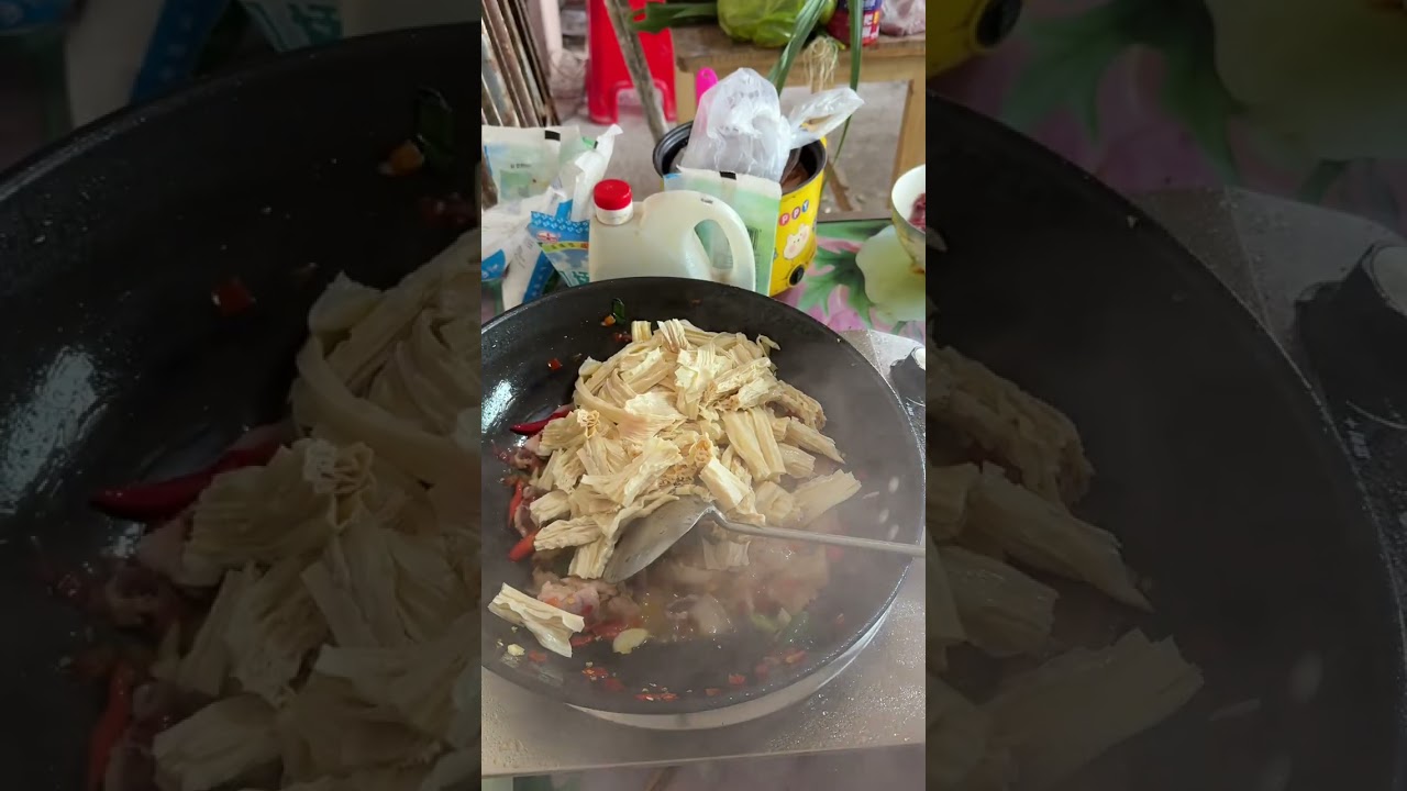 以前不知道原来盖房子怎么麻烦的。盖这个房子请了七批人每个人会做的工序不一样。现在家里在装修到处乱七八糟的。回来做饭给他们吃都没有做。#记录真实生活 #用抖音记录农村真实生活