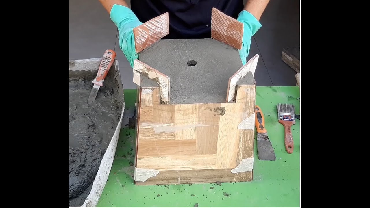 Vaso em cerâmica pés embutidos - Colagem e Reboco.