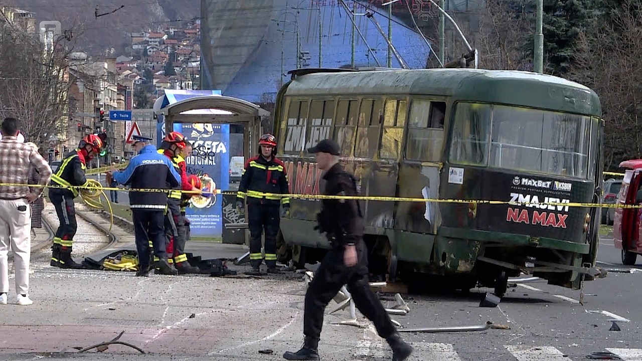 Teška nesreća u centru Sarajeva: Tramvaj iskočio iz šina, poginuo mladić, četvero povrijeđenih
