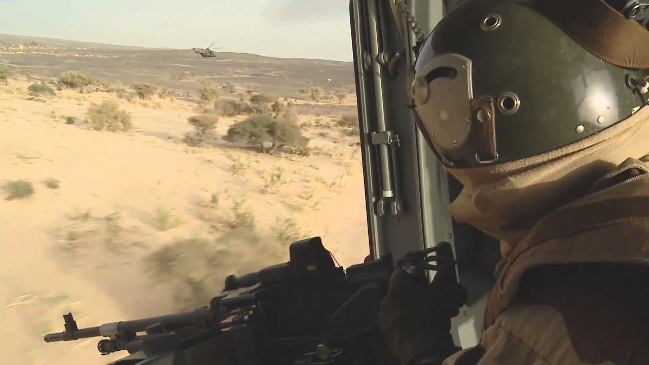 Opération Barkhane : vol tactique d'hélicoptères Caïman