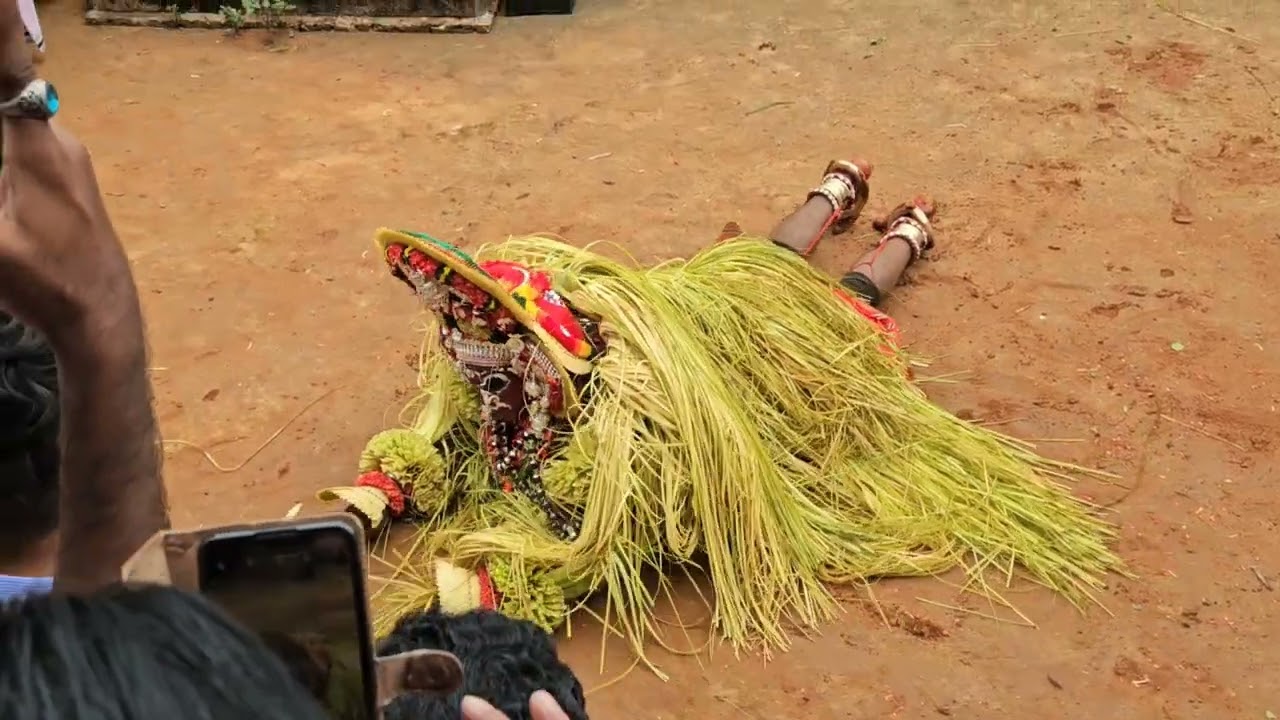 കാറമേൽ പാടിയിൽ കോട്ടം ശ്രീ അഴീക്കോട് ഗുരുനാഥൻ ദേവസ്ഥാനം കളിയാട്ട മഹോത്സവം.