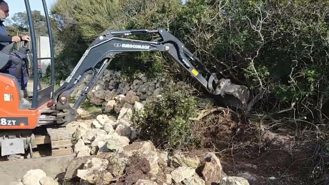 Demolizione vecchio muro a secco da ripristinare con le stesse pietra