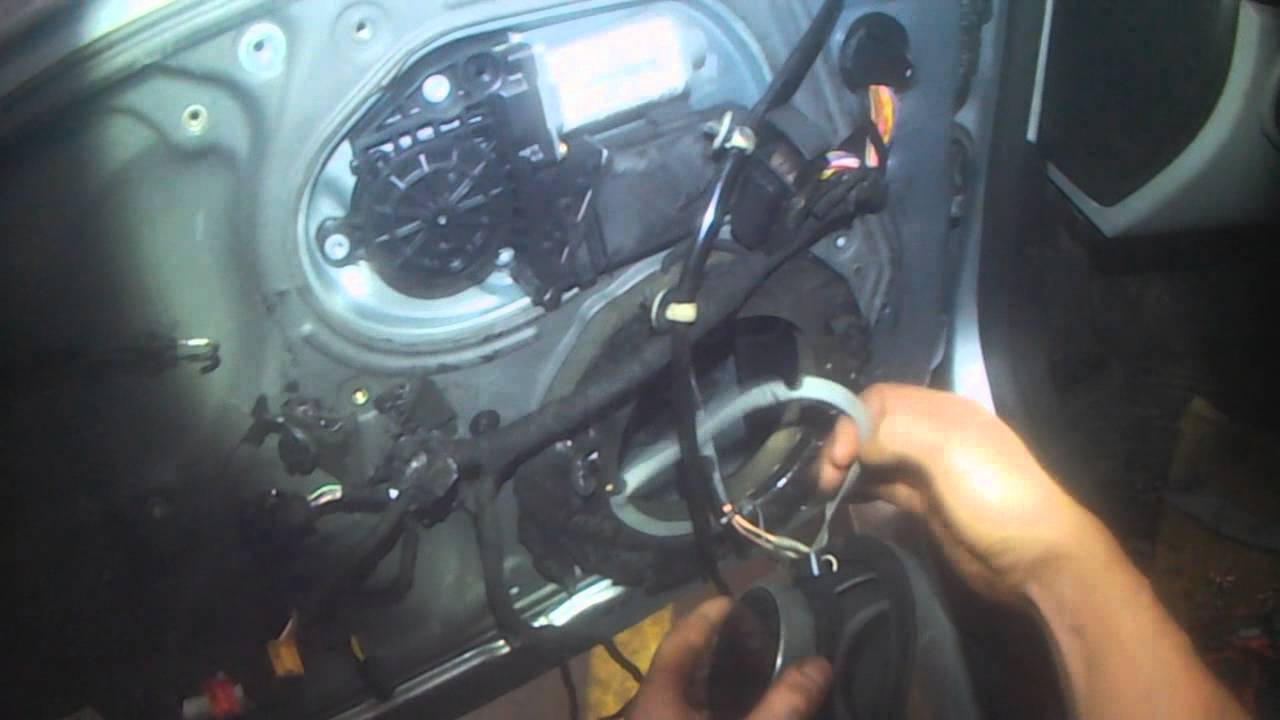 VW A4: Beetle Cabrio door lock actuator removal
