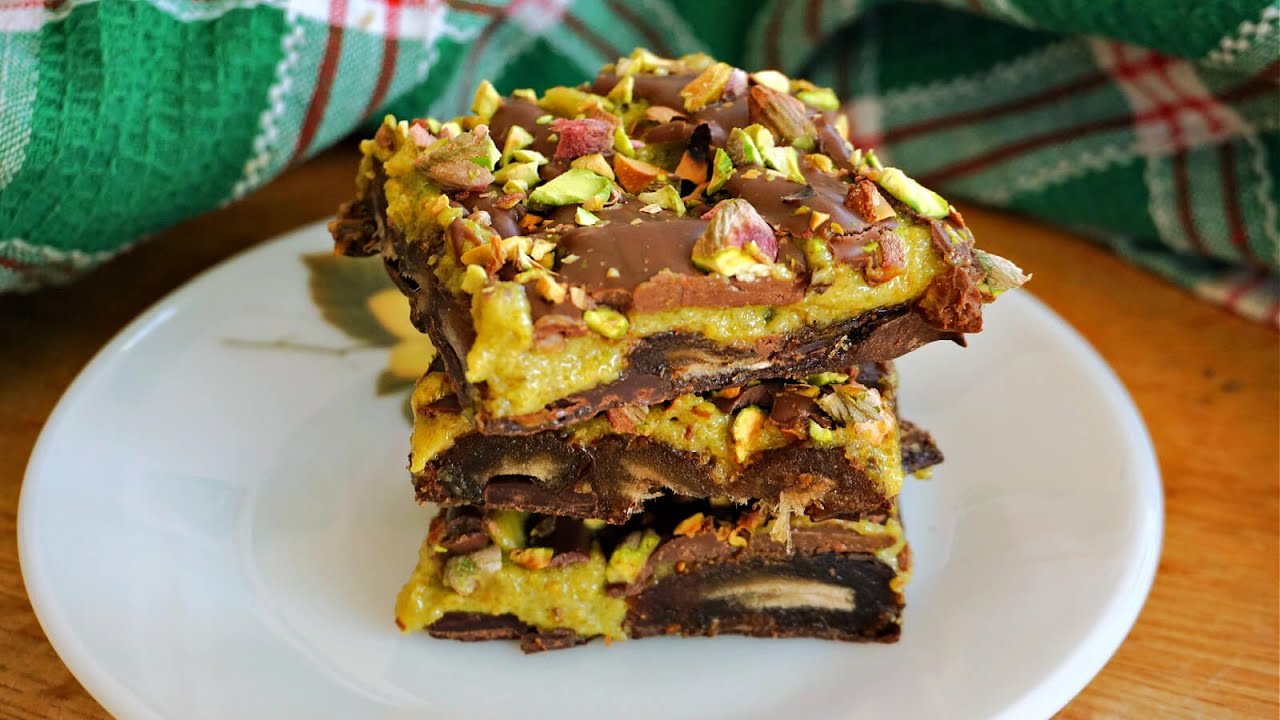 Date Bark with Pistachio Cream