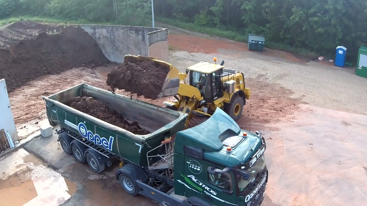 Heute wird Ton gefahren. Kipper Lkw im Baustellen Nahverkehr
