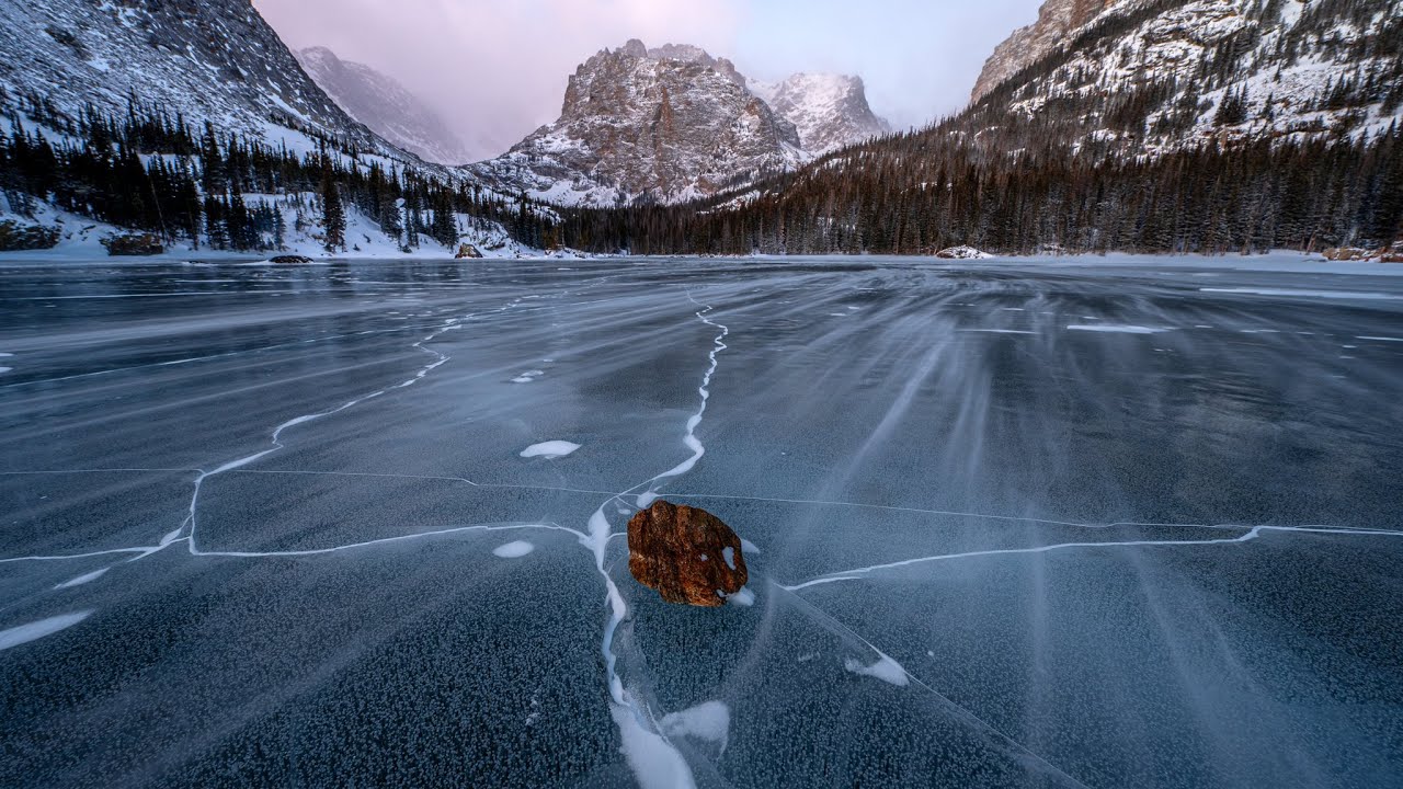 Зимняя фотосъемка на берегу озера на рассвете.