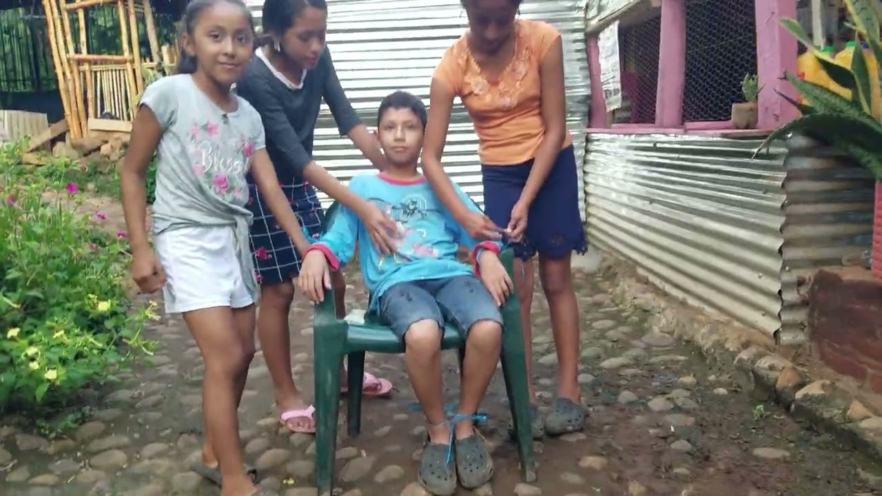 Leo es retado a Cosquillas mira lo que pasó en pleno video( solo aqui veras risas y mas risas).