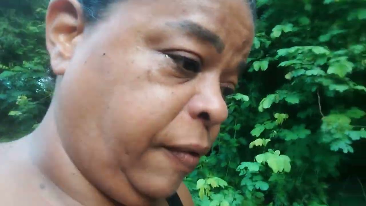 Indo buscar água no morro.  Acabou a água das caixas d'água do prédio.
