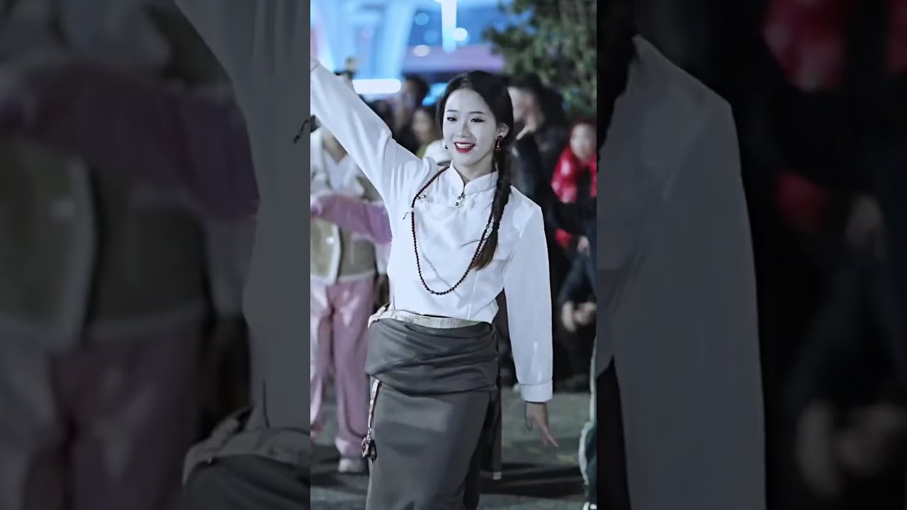 卓热查姆团队领衔藏式锅庄舞Zhuorechamu team leads the Tibetan Guozhuang dance