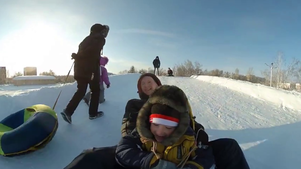 360 видео, катаемся на санках с горки