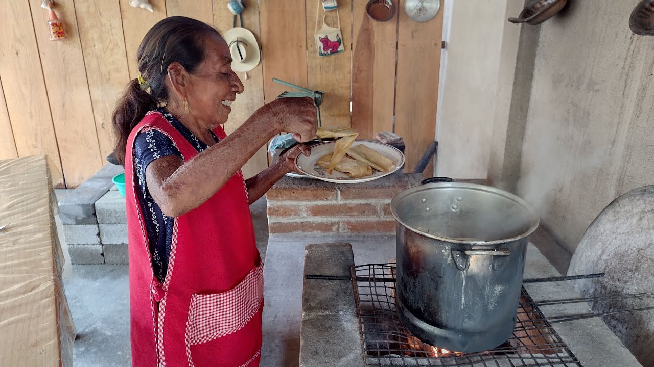 PREPARANDO UNOS RICOS TAMALES EN HOJAS DE MAIZ | DOÑA LUPITA