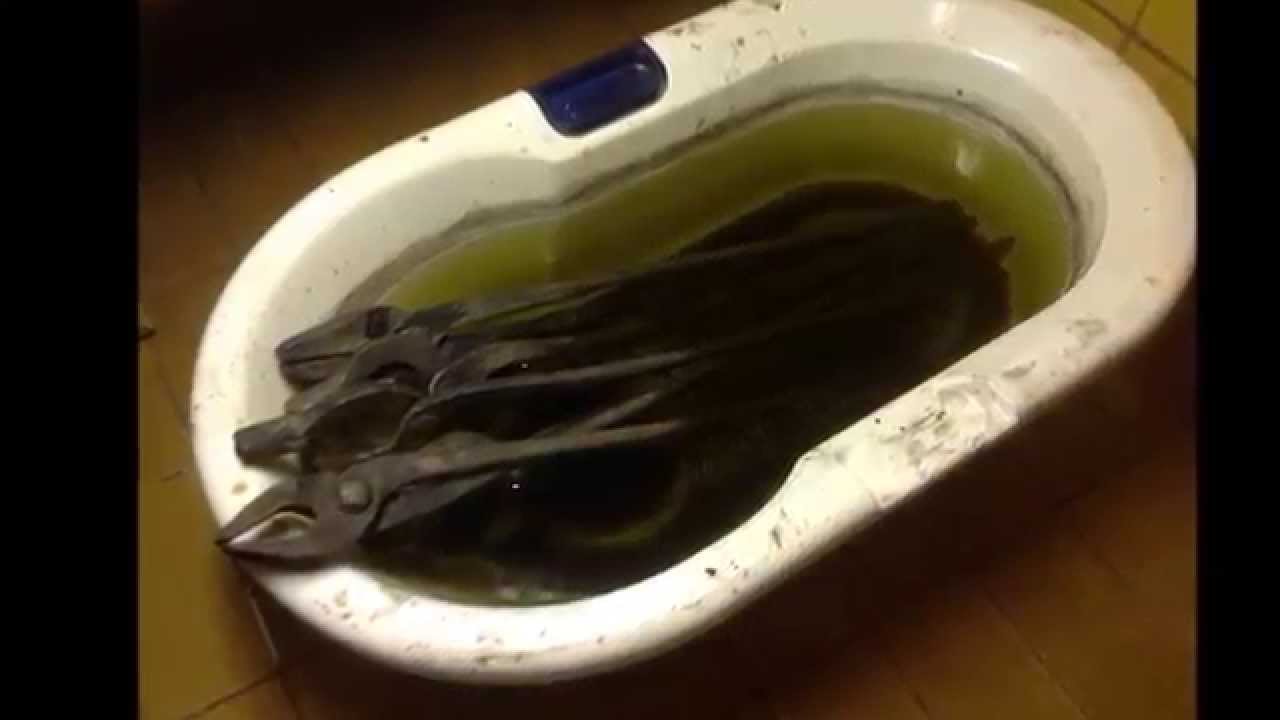 Pajapihdit sitruunahappo kylvyssä - Rusty blacksmith's forge tongs in a citric acid bath