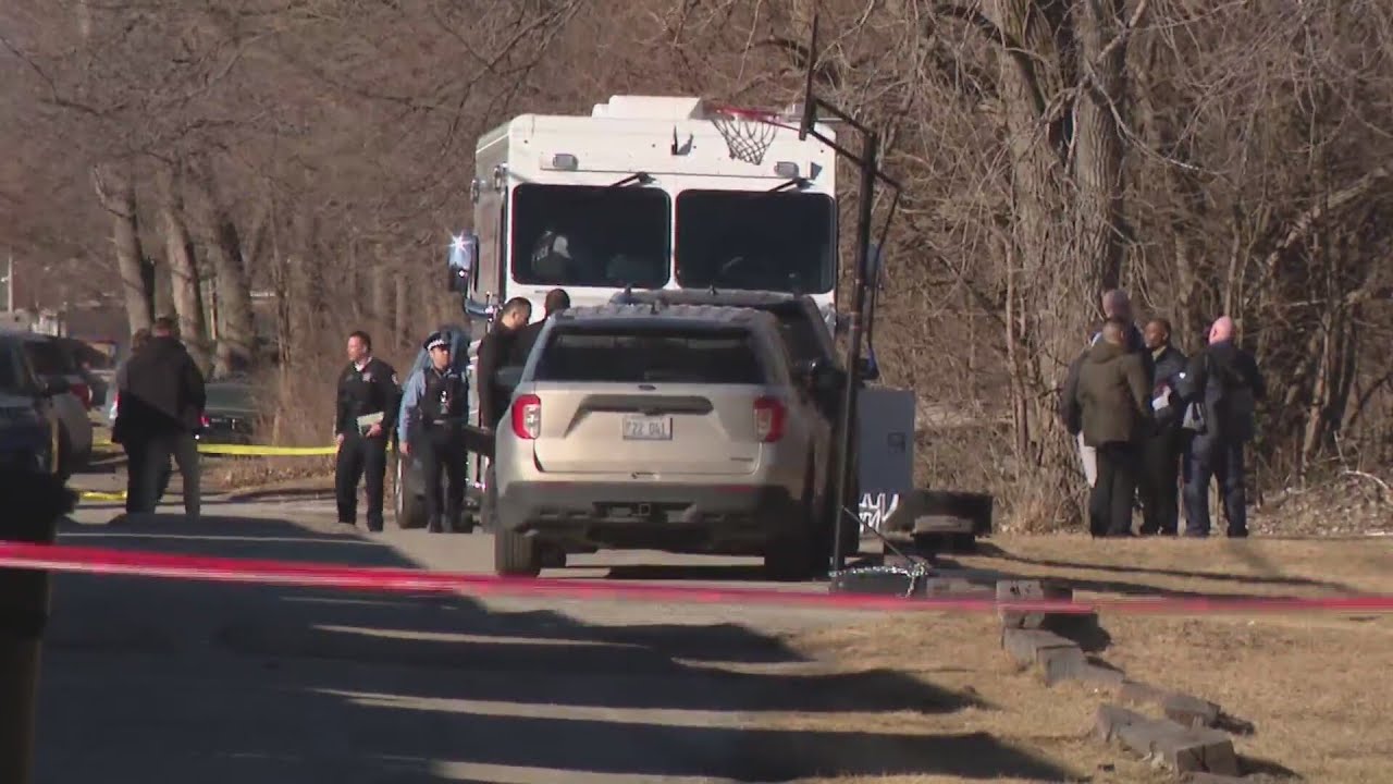 Man in critical condition after shooting involving officer on Far South Side - WGN News at 9