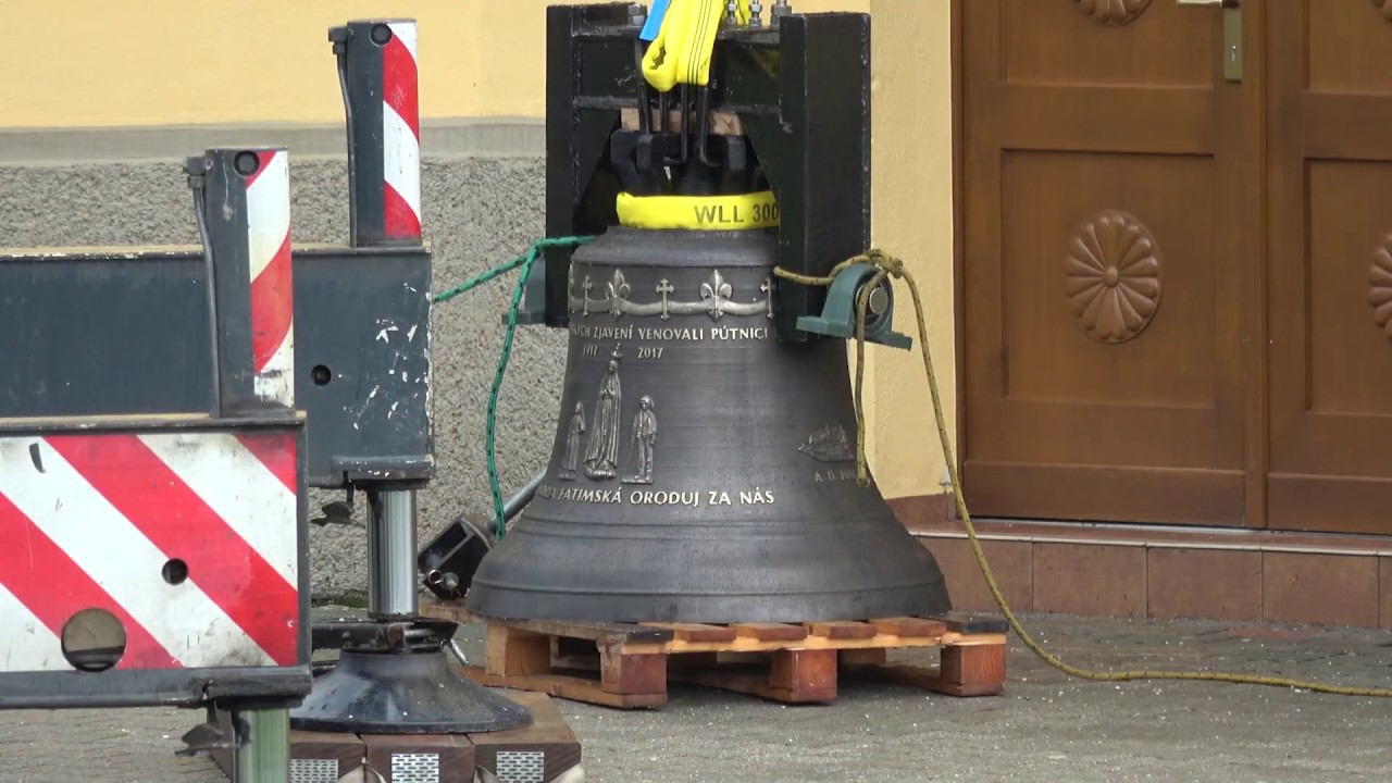 Inštalovanie zvona v Rajeckej Lesnej