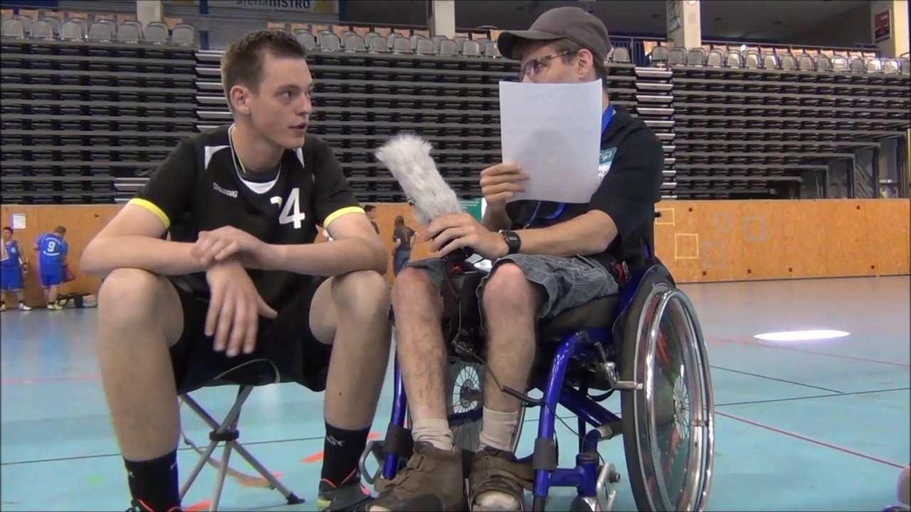 Das Tandem-Team der Lebenshilfe Trier trifft einen Basketballspieler