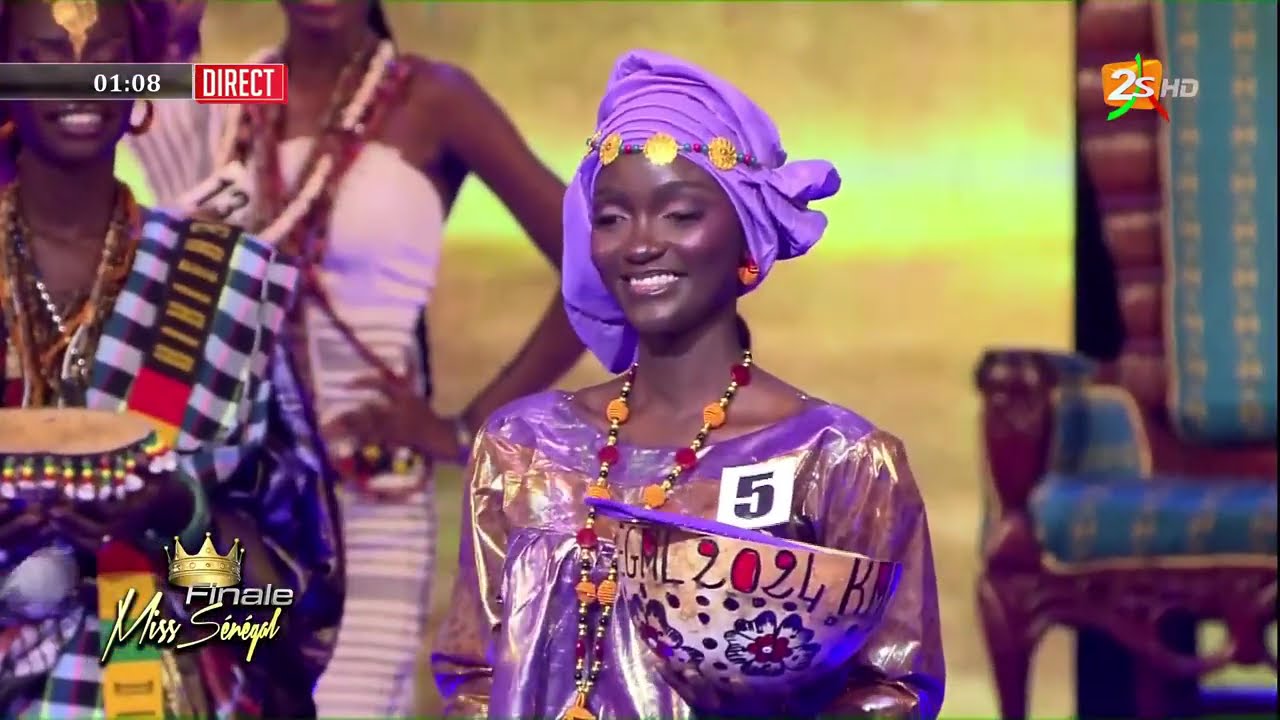 LES MISS, EN TENUE TRADITIONNELLE, SEDUISENT LE PUBLIC AVEC LEURS DEMARCHES ET DES MOTS PERCUTANTS