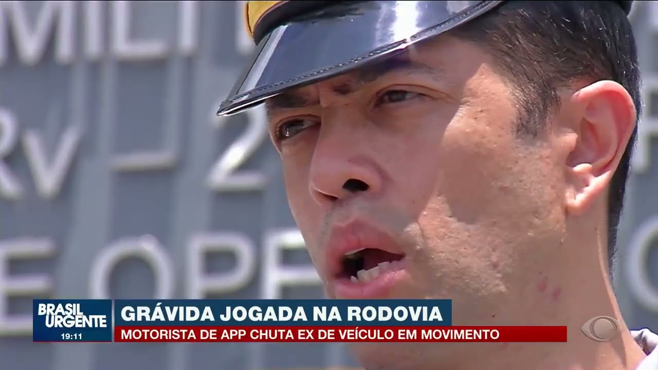 Grávida é chutada de carro em movimento na rodovia