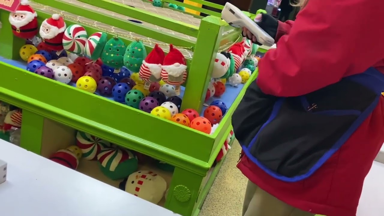 Let&rsquo;s play some carnival games at Busch Gardens Christmas town !!