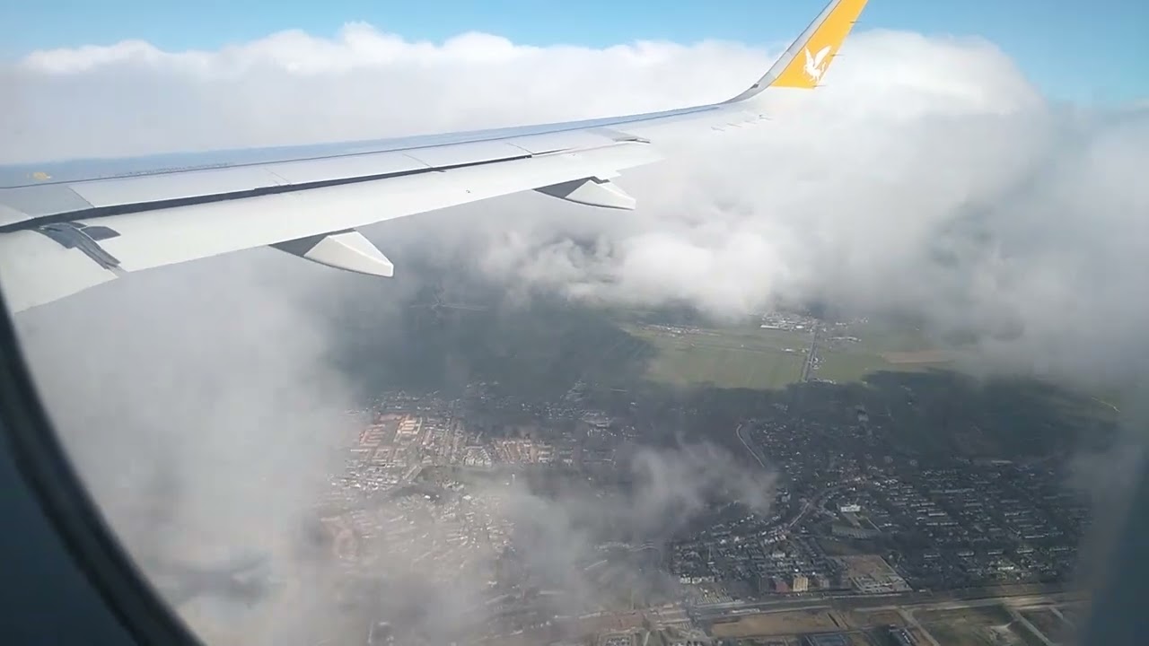Nederland vanuit de lucht terwijl vliegtuig landt op Schiphol!