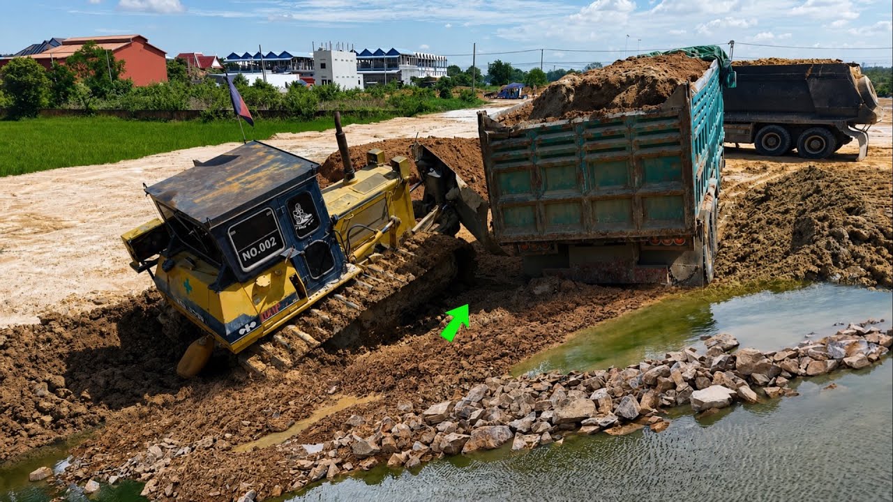 Incredible landfill! Dump Truck 25ton Drive Back Uploading Landslide Overturned Bulldozer KOMATSU&hellip;