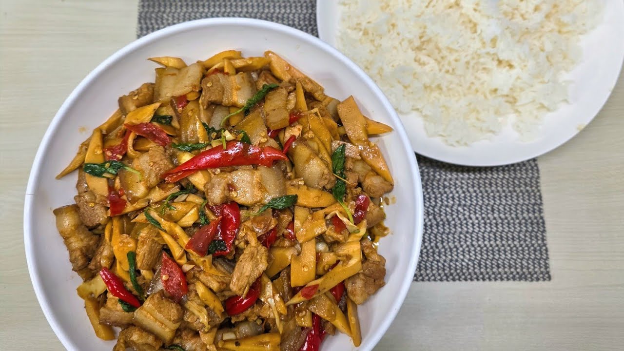 Как приготовить жареную свиную грудинку с побегами бамбука: острое и пряное блюдо, быстро и легко 🍛🥵