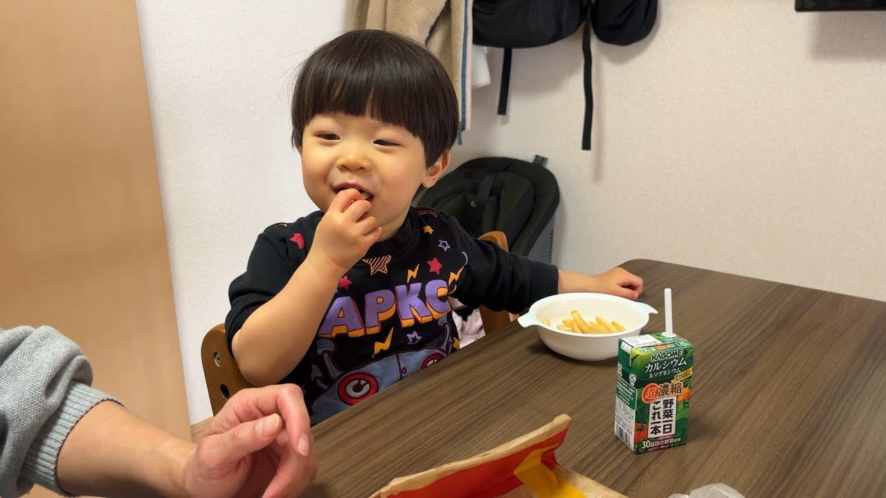 🌈お昼ごはんの後なのに、ママのポテトをつまみ食いするむぎちゃん（2y4m25d No.5）