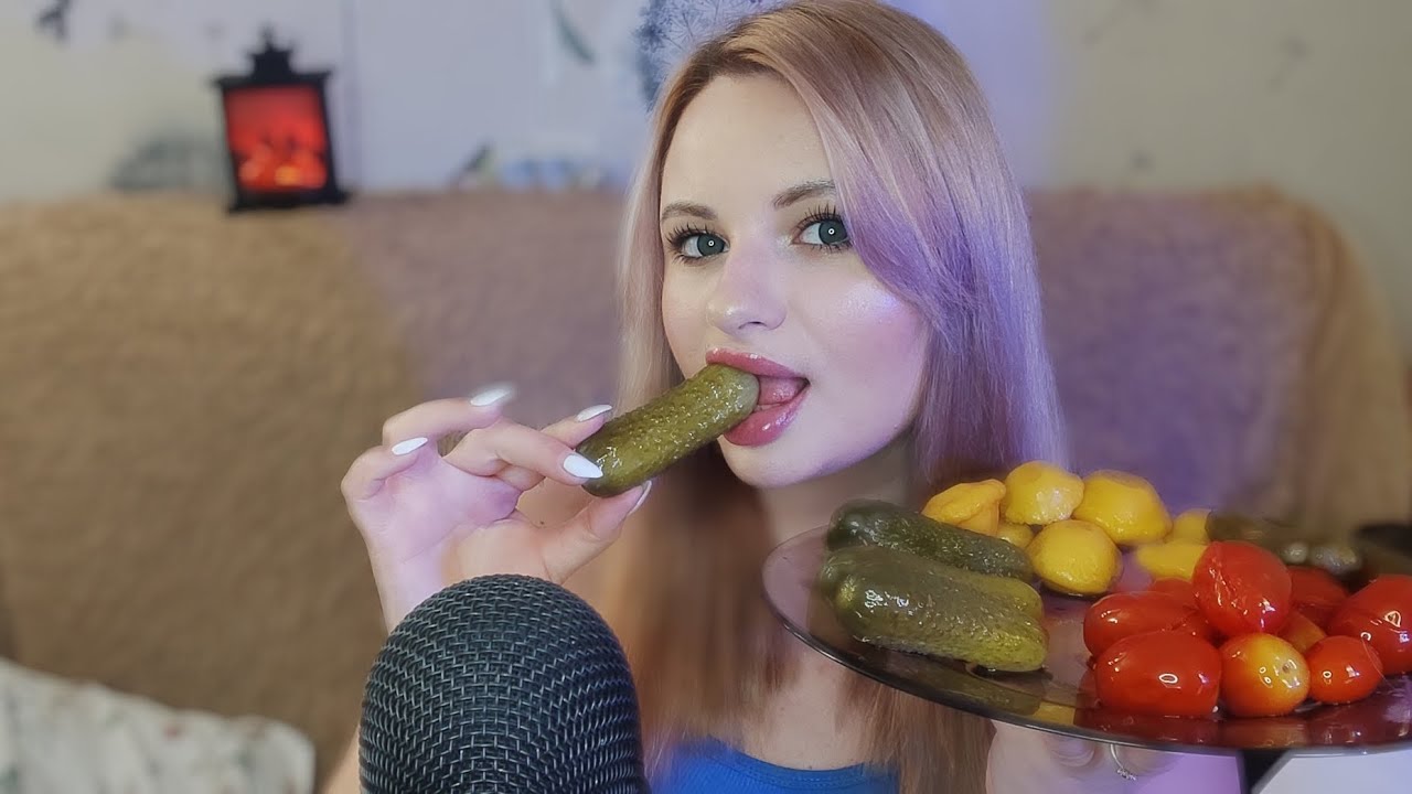 ASMR EATING/ИТИНГ МАРИНОВАННЫХ СОЛЁНОСТЕЙ🍅🥒