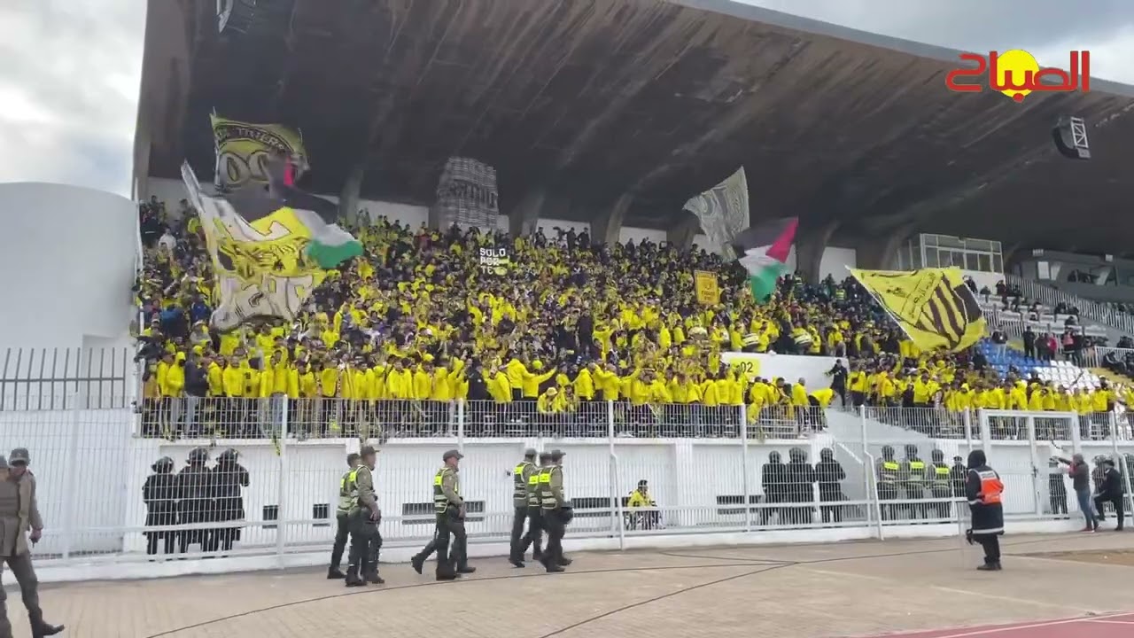 جمهور المغرب الفاسي يحضر بكثافة في المدرجات لدعم فريقه في مباراة اليوم