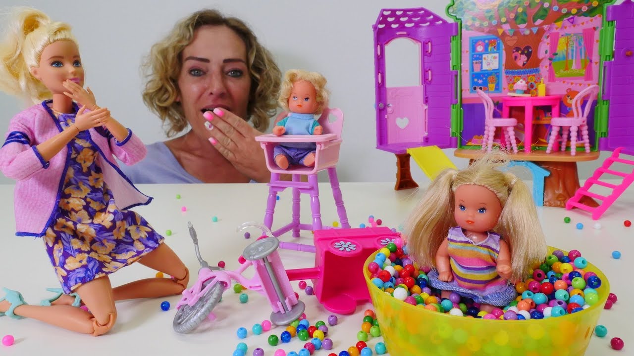 Spiel mit Puppen. Nicoles Arbeitsagentur. Barbie arbeitet im Kindergarten