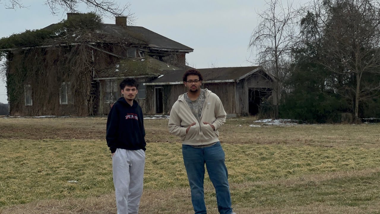 Exploring Unsettling Farmhouse from 1970s |Crime Scene?| 