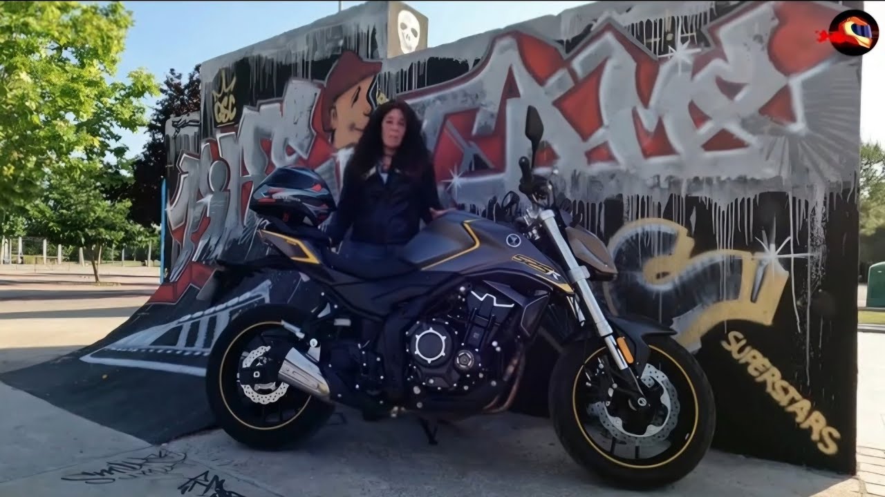 En moto con Elena Calleja: Prueba Voge 525R 2024