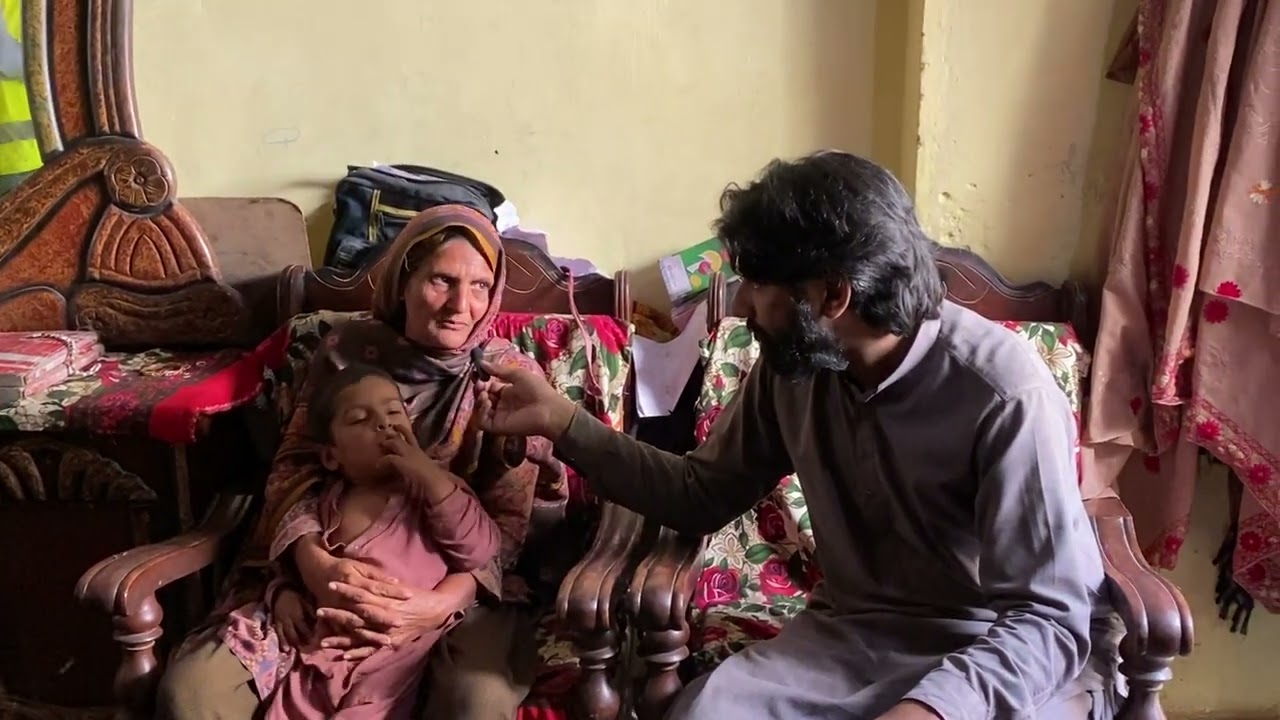 میری بیٹی کو طلاق ہوئی وہ دیہاڑی پر گئی ہے چھوٹے بچے ہیں گرمی میں بڑی محنت کرتی ہے مری بیٹی