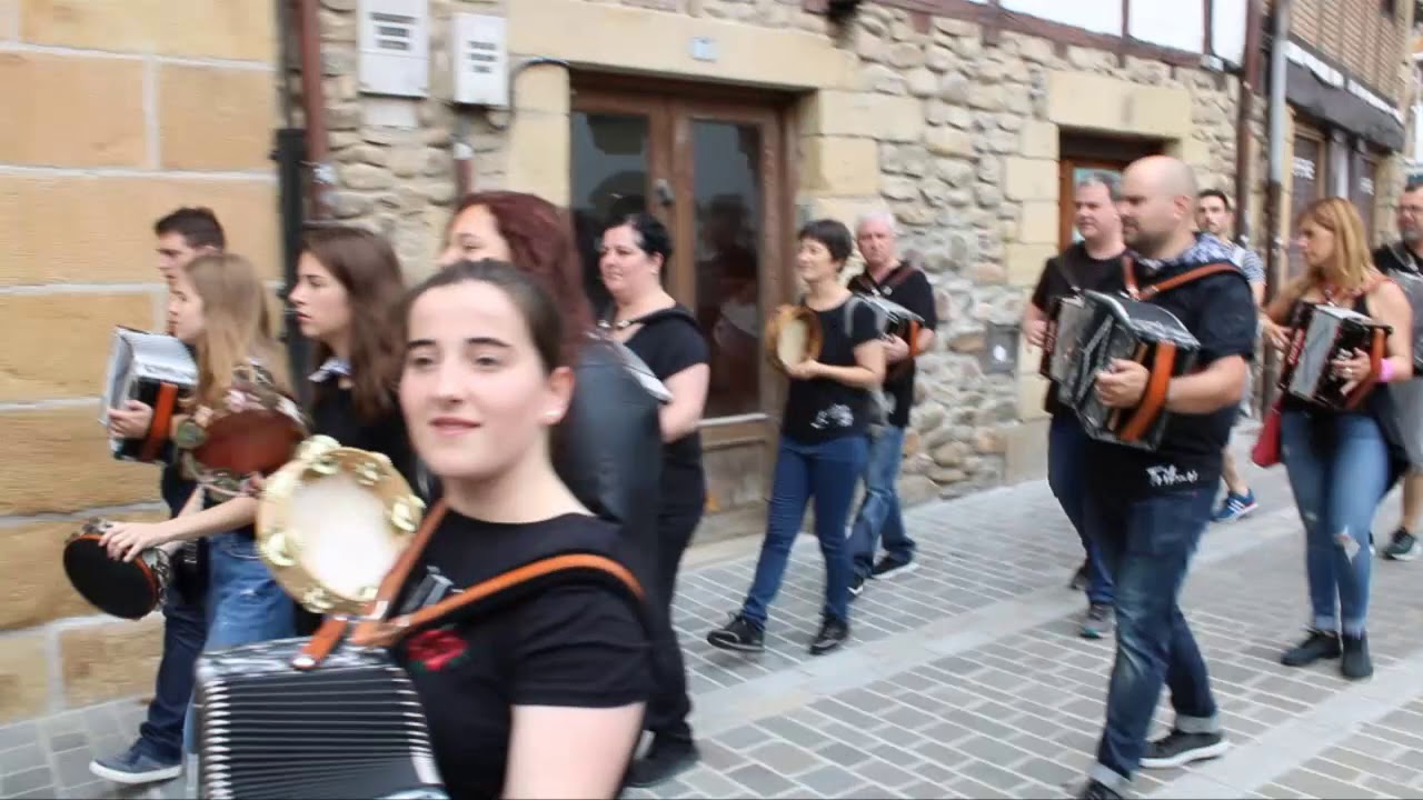 19/07/02 Usurbilgo jaiak: herriko trikitilarien kalejira