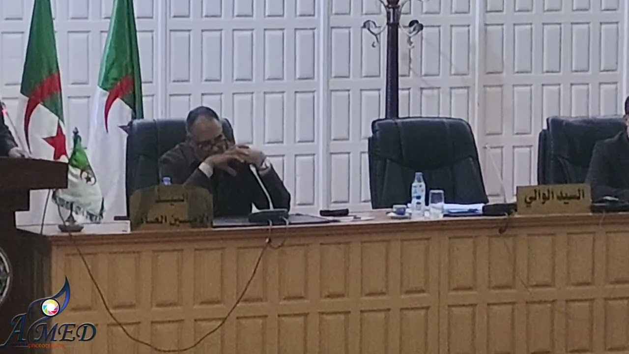 شاهد....هكذا تم تكريم مدير الإدارة المحلية لولاية أم البواقي 
