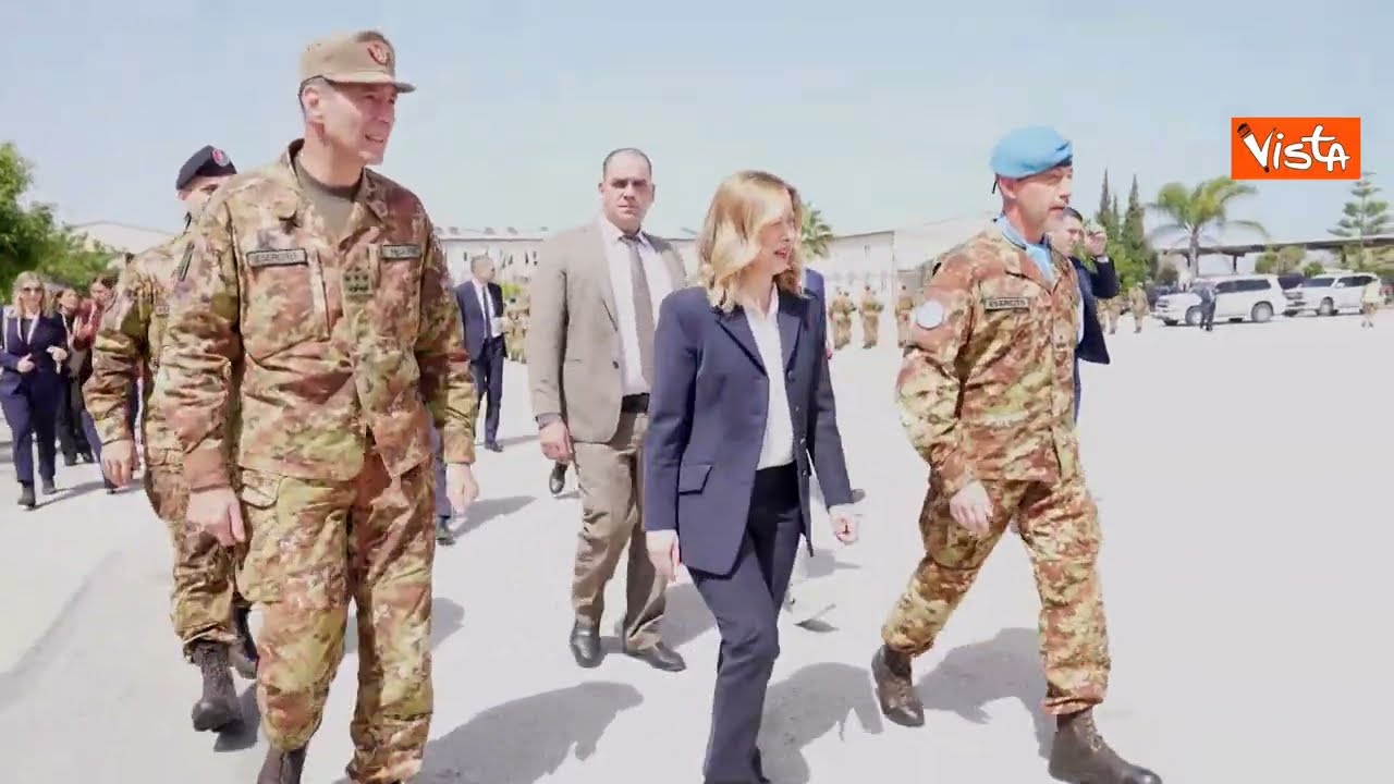 Giorgia Meloni incontra i militari italiani in Libano e gli regala l'uovo di Pasqua
