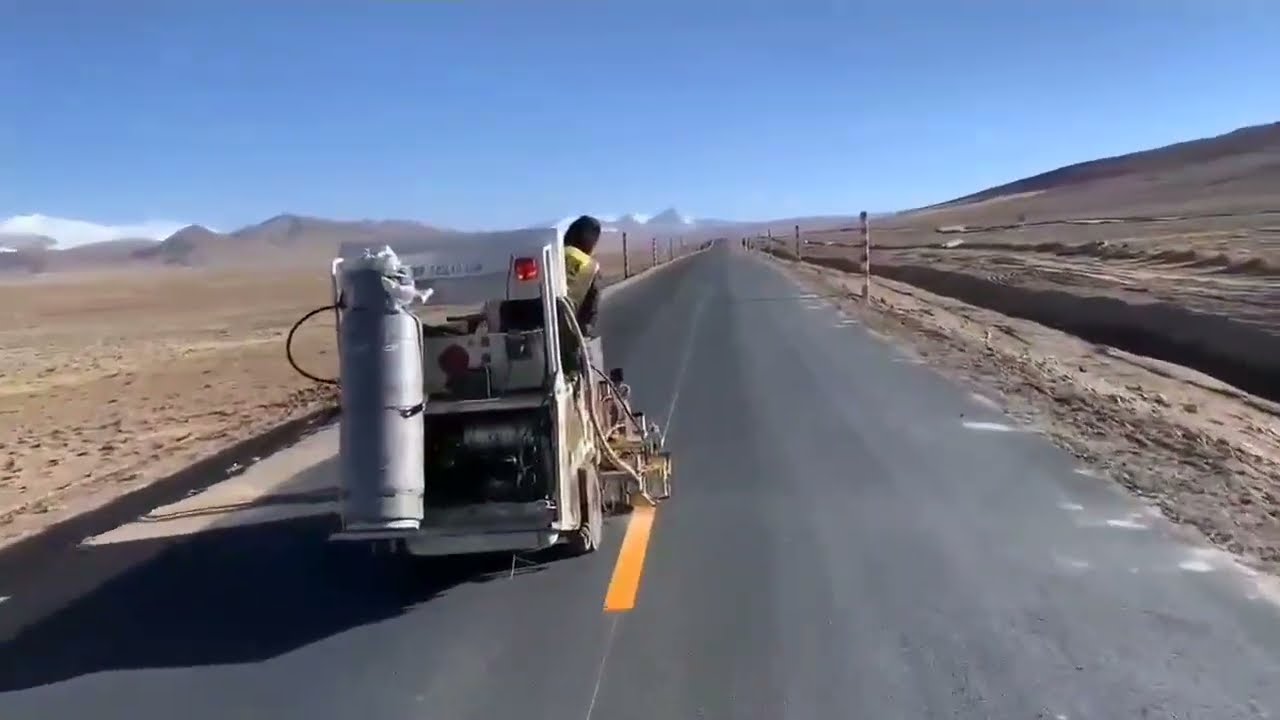 Drive type thermoplastic disconnect skip line road screed line for highway airport