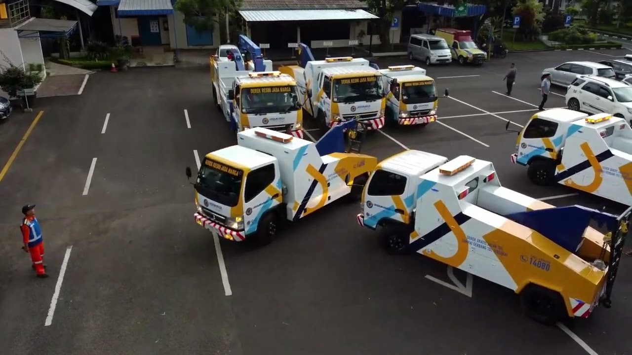 Serah Terima Unit Derek Baru dari PT LCC Kepada PT Jasamarga Tollroad Operator