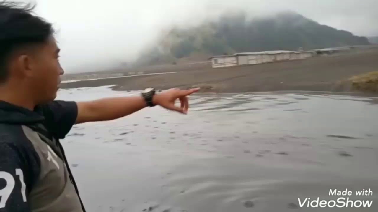 Ketika Aliran Lahar Dingin Mengalir Keluar Ketika  Gunung Bromo Meletus 19 Juli 2019