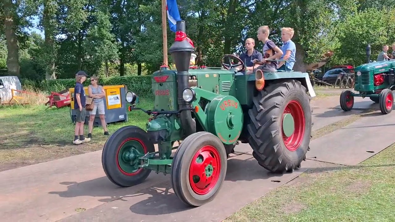 trekker optocht bij oogstfeest Kamperveen
