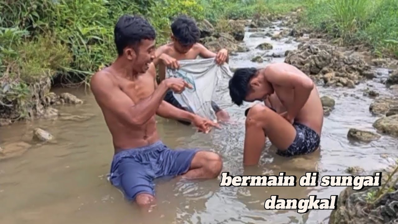 Mandi dan bermain di sungai dangkal tengah hutan 