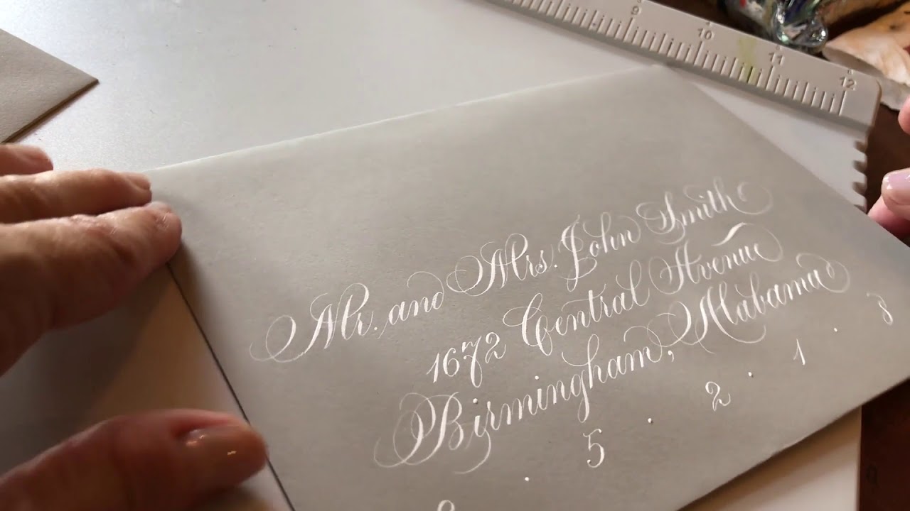 Свадебная конвертация каллиграфии - Copperplate и современный сценарий Сюзанны Каннингем