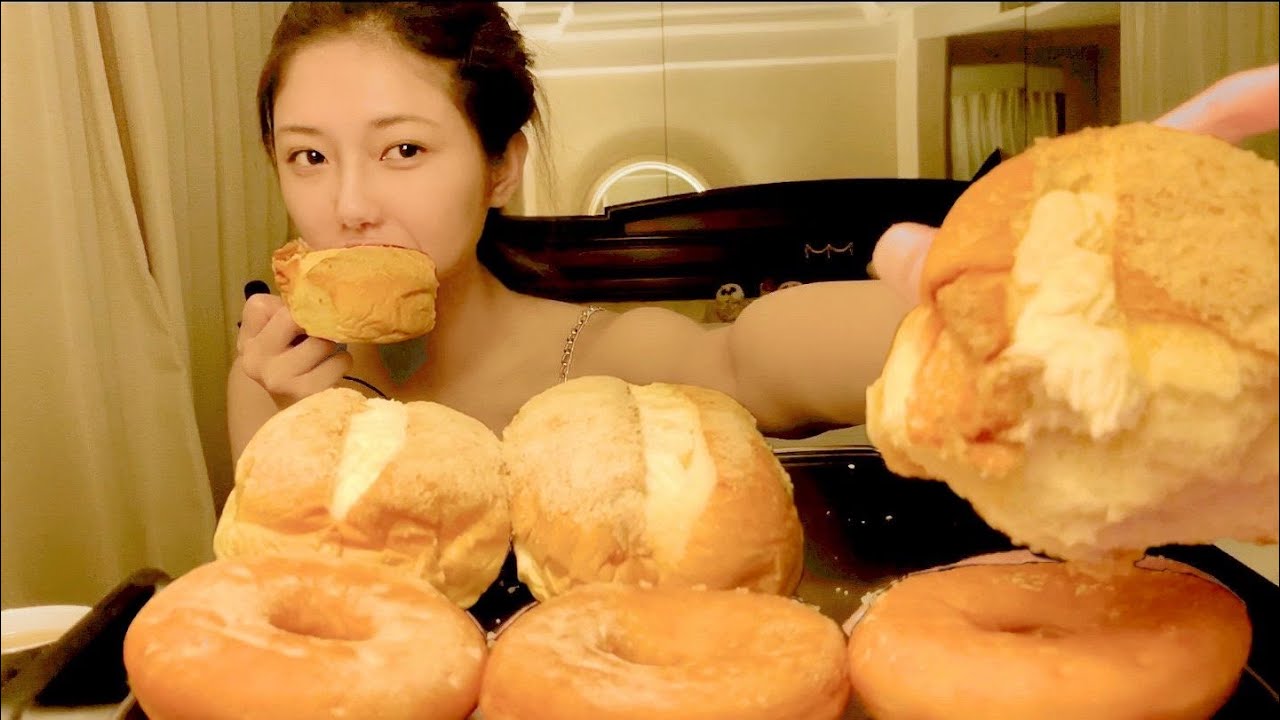 [Eating Sound/ASMR] My Favorite Puffy Cream Bread plus Solid Donuts【吃播】奶油面包